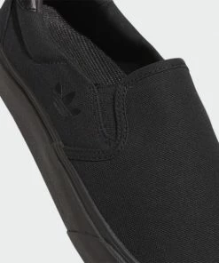 ADIDAS - COURT RALLYE SLIP ON SHOES. BLACK/BLACK/BLACK Trucks