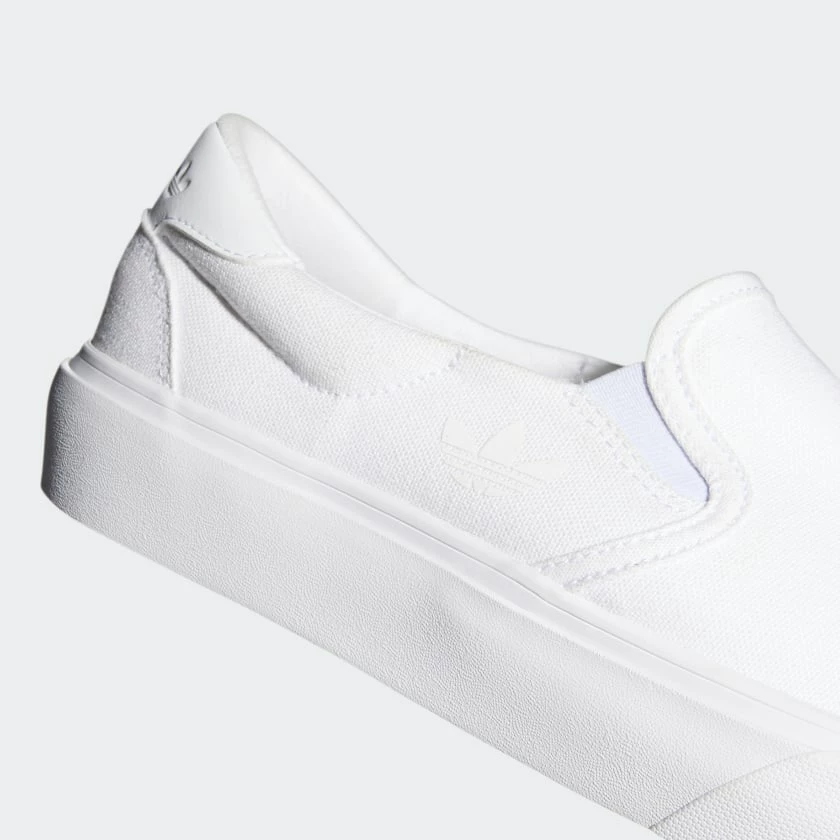 ADIDAS - COURT RALLYE SLIP ON SHOES. WHITE/WHITE 5 ADIDAS - COURT RALLYE SLIP ON SHOES. WHITE/WHITE